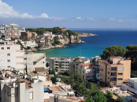 Ático con Terraza Privada, Orientación Sur y Vistas al Mar, a Poca Distancia de la Playa.
